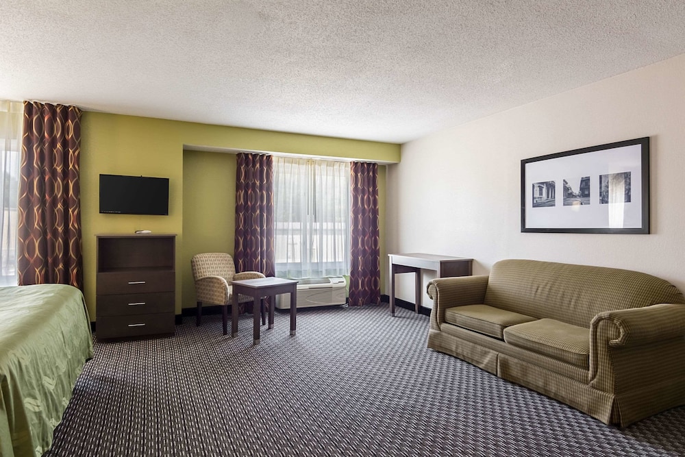 Suite, 1 King Bed, Non Smoking - Photo 1