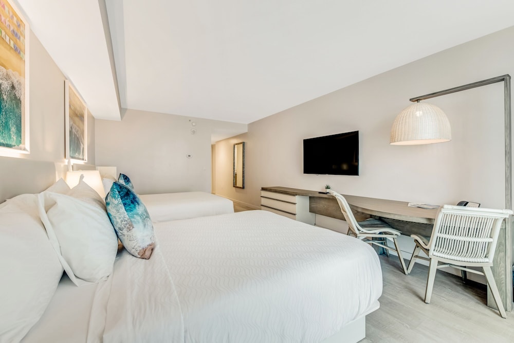 Two Queen Beds Room with City View - Photo 4
