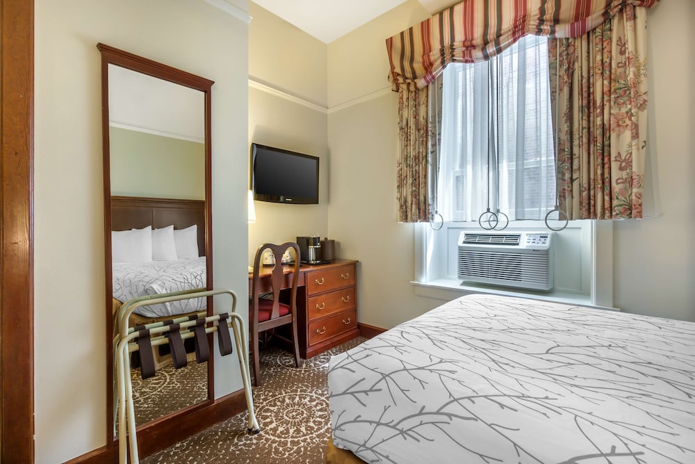 Economy Room, 1 Queen Bed, Non Smoking (Small Room) - Photo 2