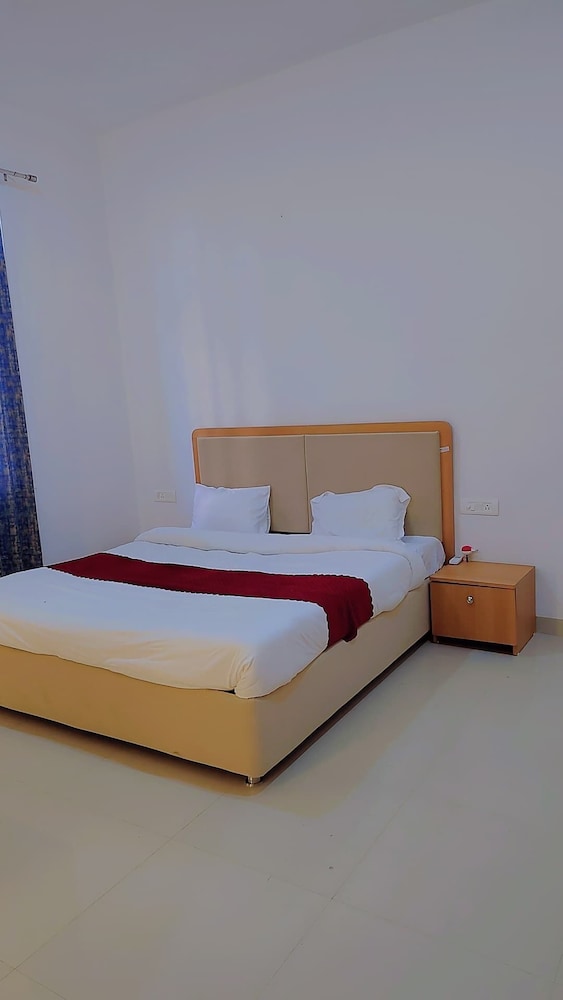 Basic Single Room, 1 King Bed photo 2