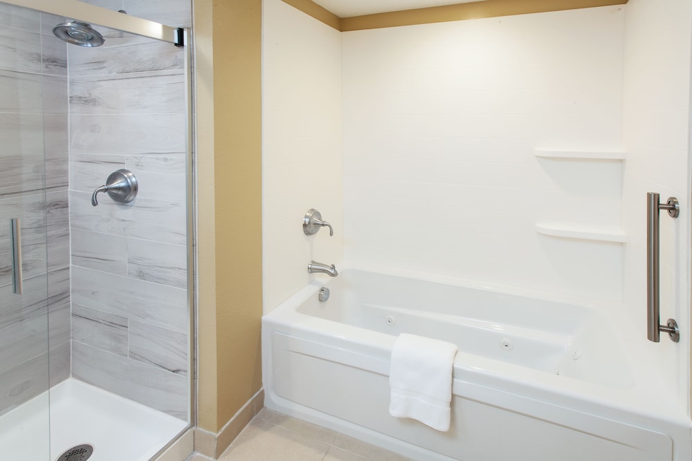 Standard Room, 1 King Bed, Jetted Tub photo 3