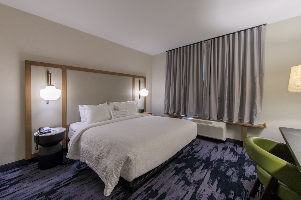Suite, 1 King Bed with Sofa bed photo 3
