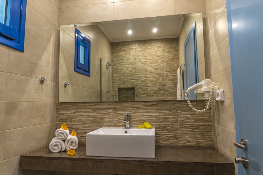 Standard Triple Room, 1 Bedroom, Sea View photo 3