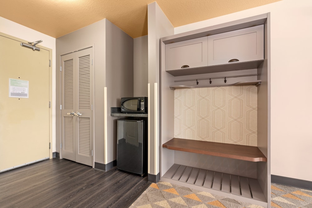 Premium Room, 1 King Bed, Jetted Tub - Photo 4