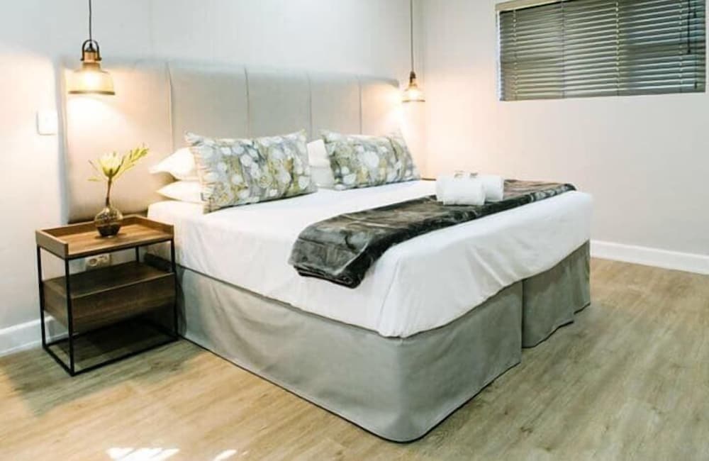 Room (King - In & Outside Doors) photo 1