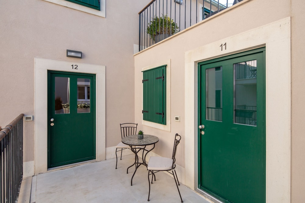 Studio, Balcony, Courtyard View