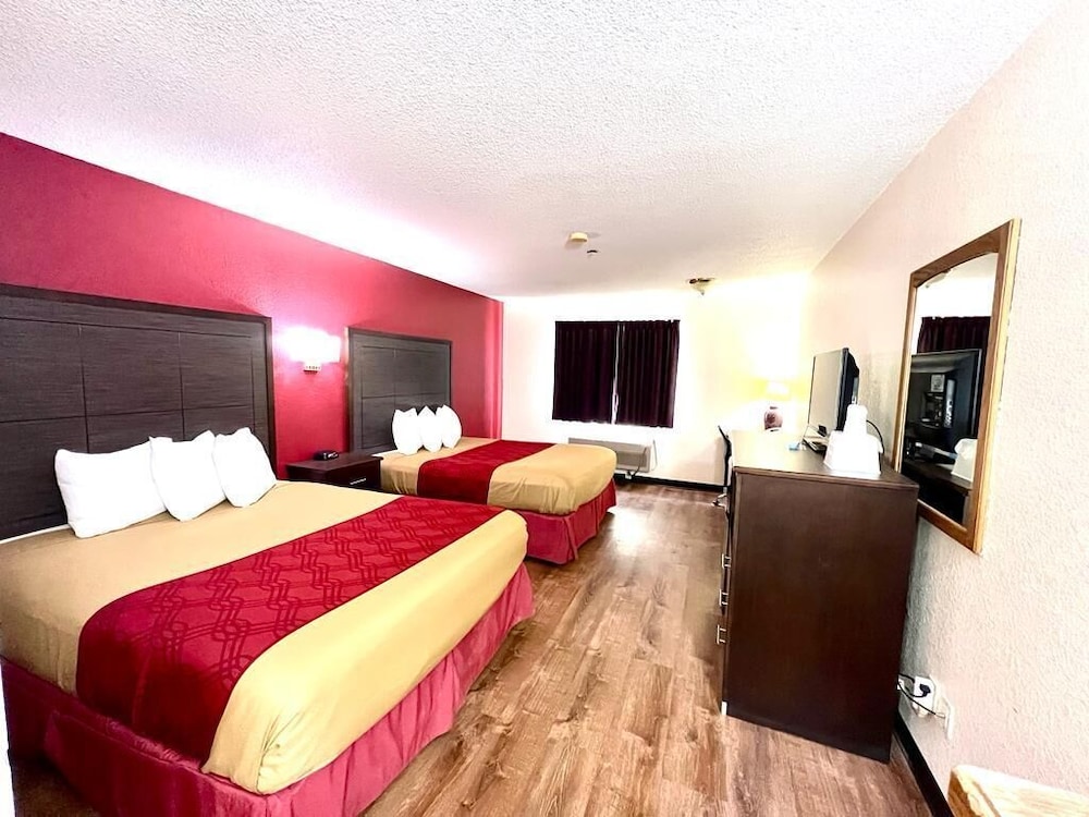 Standard Room, 2 Queen Beds, Non Smoking - Photo 8