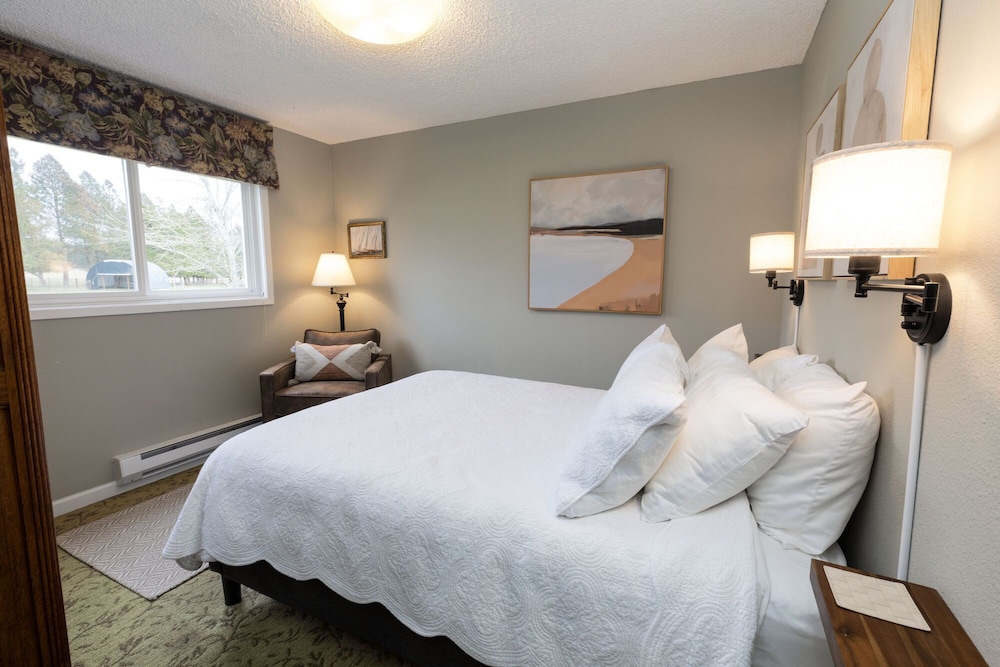 Deluxe Room, 1 Queen Bed, Non Smoking, Valley View (Lavender) photo 2