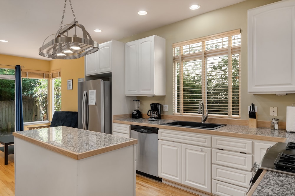 Deluxe Townhome, 3 Bedrooms, Kitchen photo 3