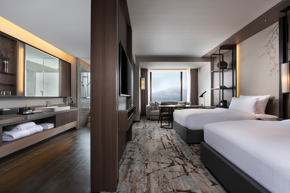Suite, 1 Bedroom - Photo 12