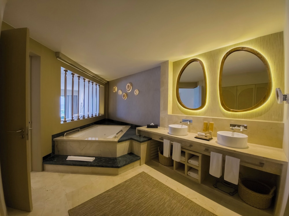 Royal Suite Doble Hot Tub thumbnail 5