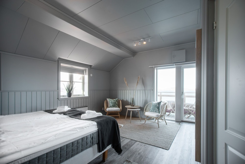 Family Room, Balcony, Ocean View photo 3