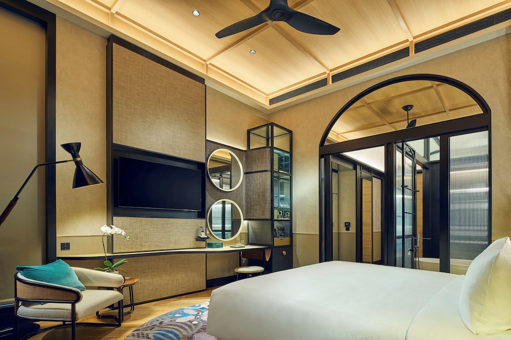 Deluxe King Room with One King Bed and Extra Bed (Non Smoking)