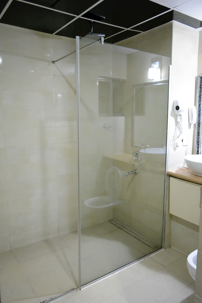 Deluxe Suite, 1 King Bed, Pool View photo 3