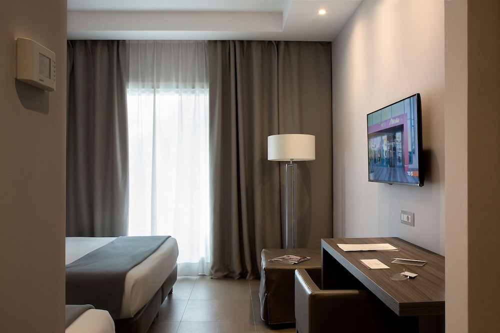 Quadruple Room, Pool View - Photo 2