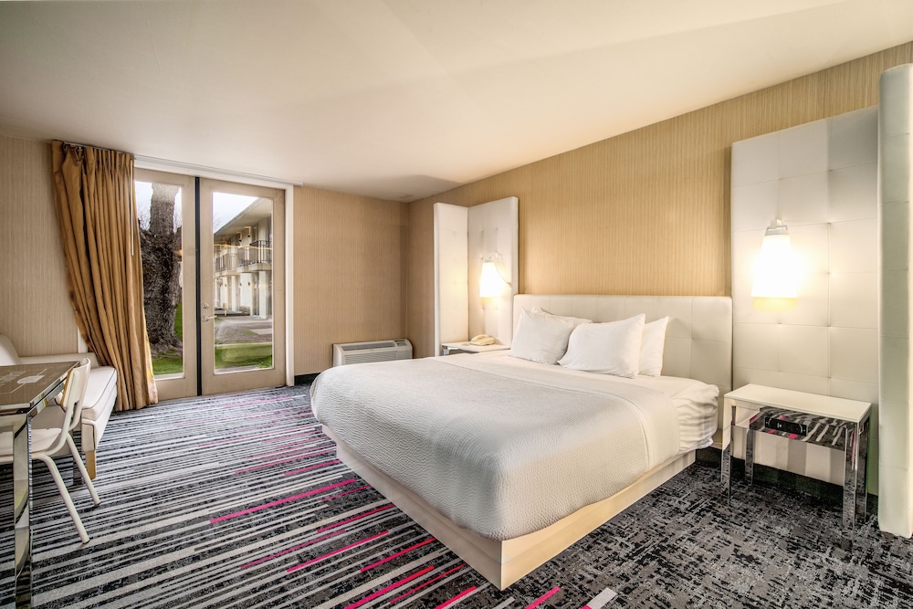 Standard Room, 1 King Bed, Accessible - Photo 1