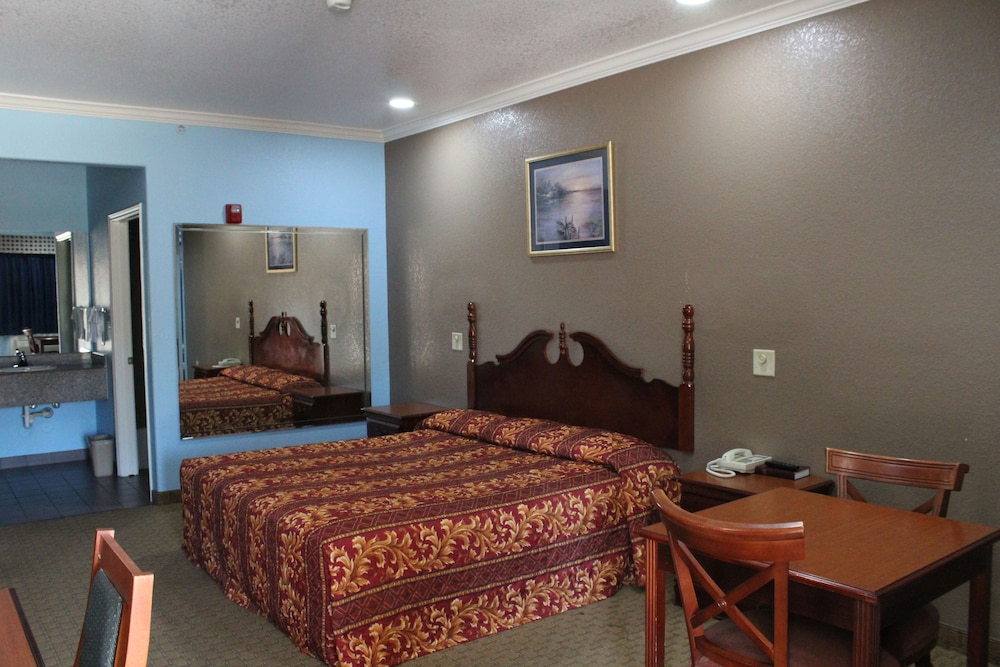 Standard Room, 1 Queen Bed, Jetted Tub photo 2