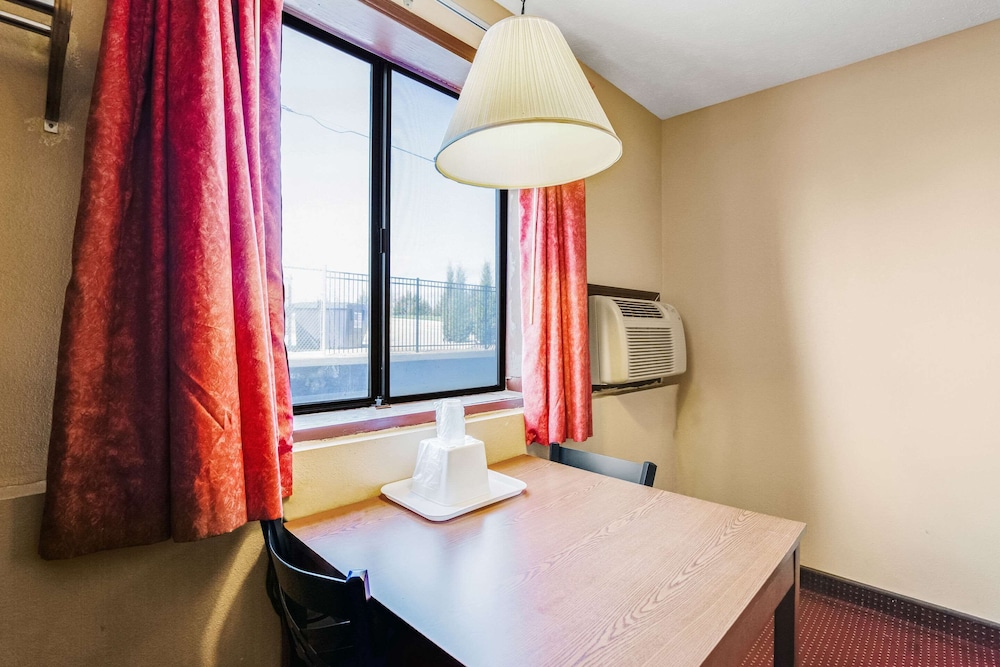 Standard Room, 1 King Bed, Non Smoking - Photo 4