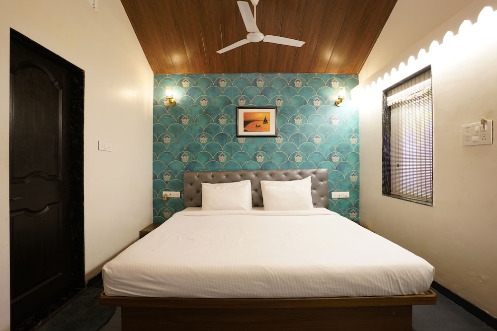 Honeymoon suite with indoor private pool photo 2
