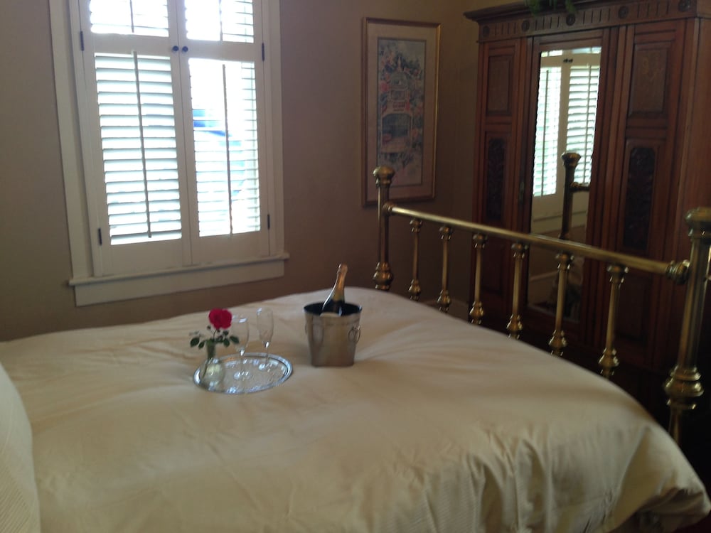 Deluxe Room, 1 King Bed photo 3