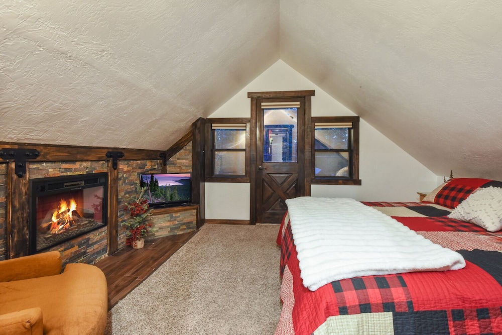 House, Multiple Beds, Balcony, Mountain View (Tahoe Pines Cabin) photo 1