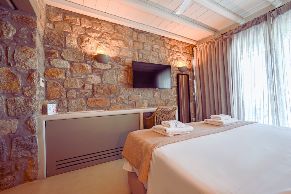 Double Bed Luxury Boutique Suite with Private Plunge Pool - Photo 4