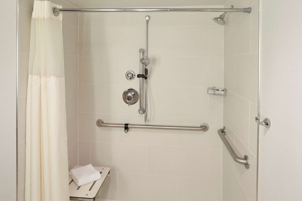 2 Double Beds Accessible with Roll in Shower - Photo 7