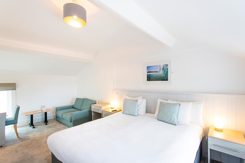 Club Room, 2 Bedrooms, Shared Bathroom, Courtyard View photo 3