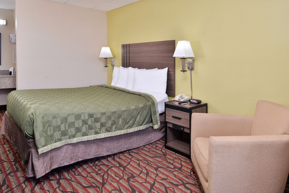 Room, 1 Queen Bed, Accessible, Smoking photo 1