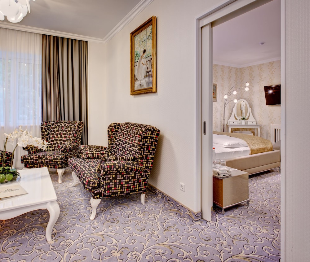 Suite, Jetted Tub