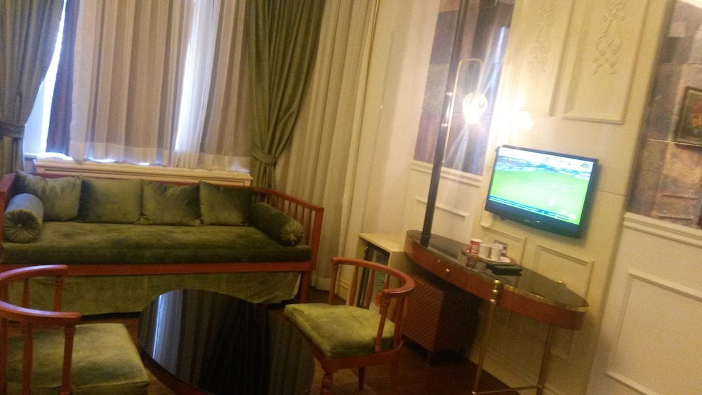 Deluxe Triple Room, 1 King Bed with Sofa bed, City View photo 2