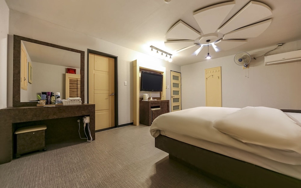 Room (Deluxe room (luxury bedding/cooling a) - Photo 3