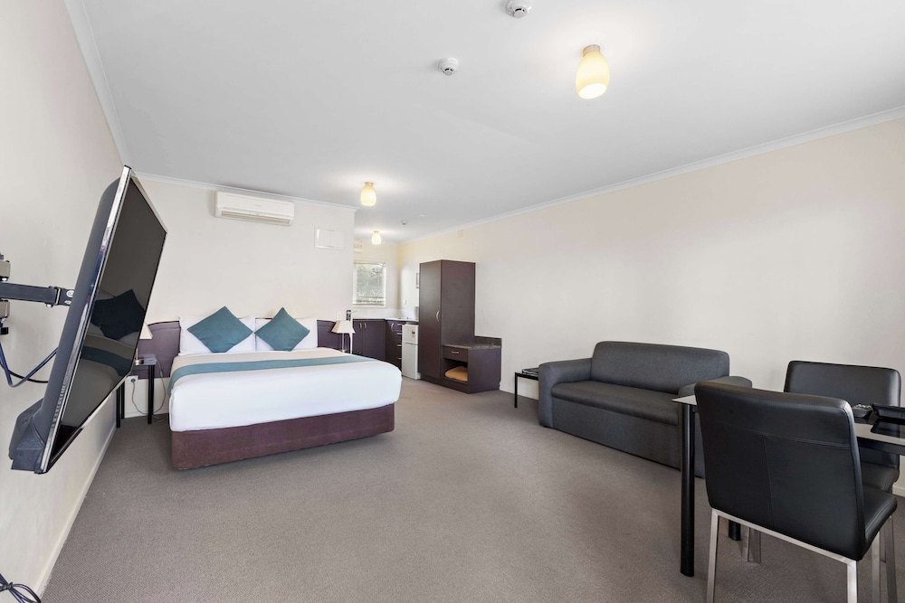 Superior Studio, 1 Queen Bed, Non Smoking, Kitchenette - Photo 8