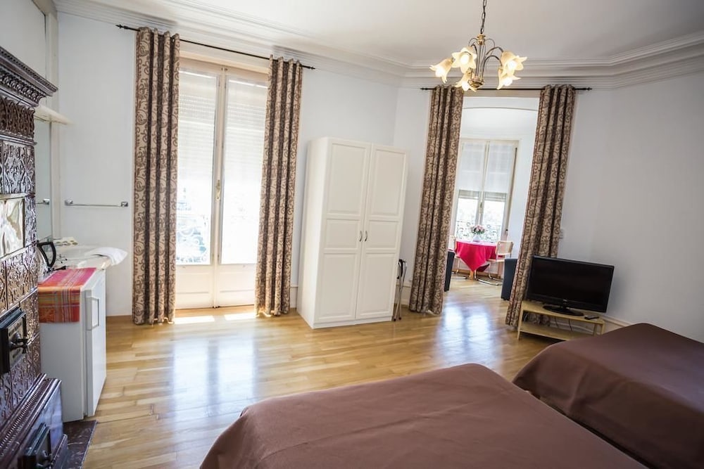 Single Room with Private External Bathroom thumbnail 6