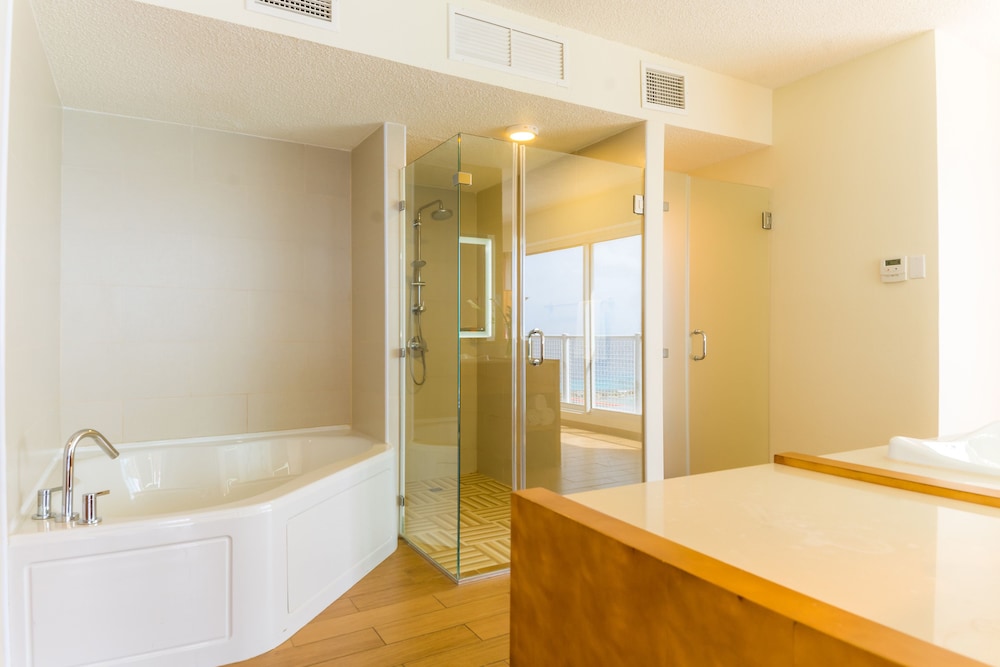 Sun Club Master Suite - Photo 7