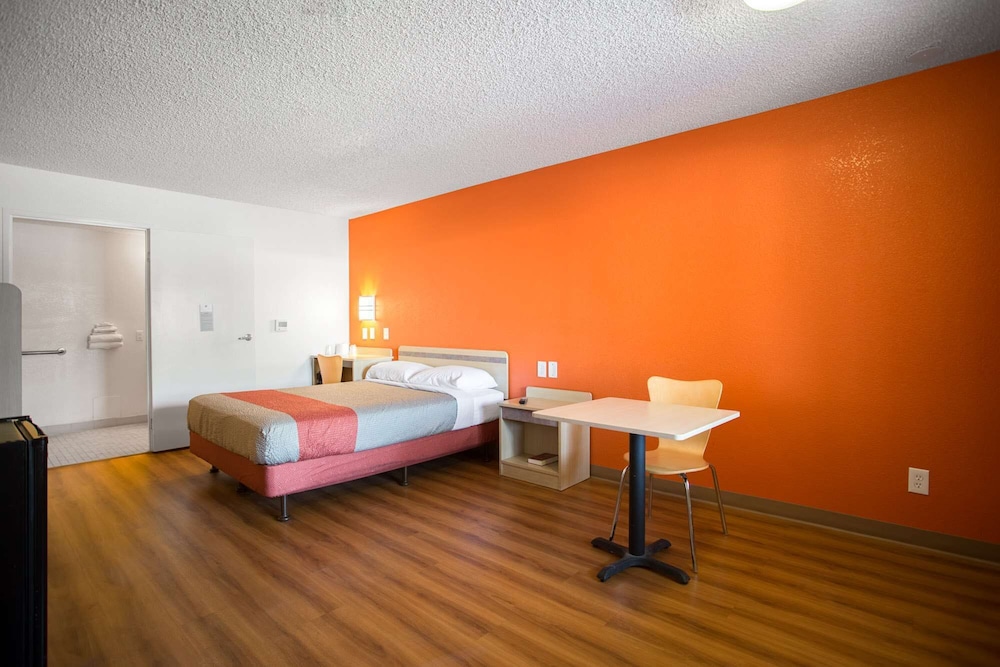 Standard Room, 1 Queen Bed, Smoking photo 3