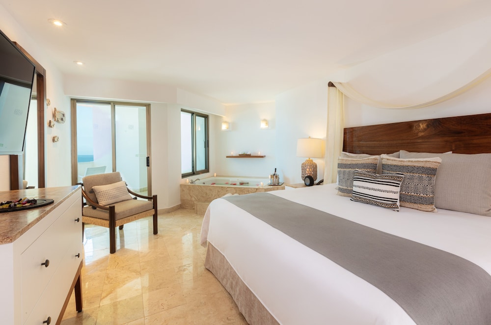 Spa Oceanfront Suite With Jacuzzi