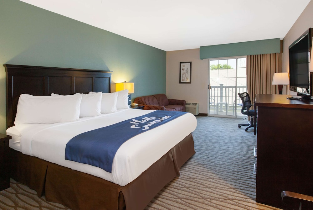 Deluxe Room, 1 King Bed with Sofa bed, Non Smoking photo 1