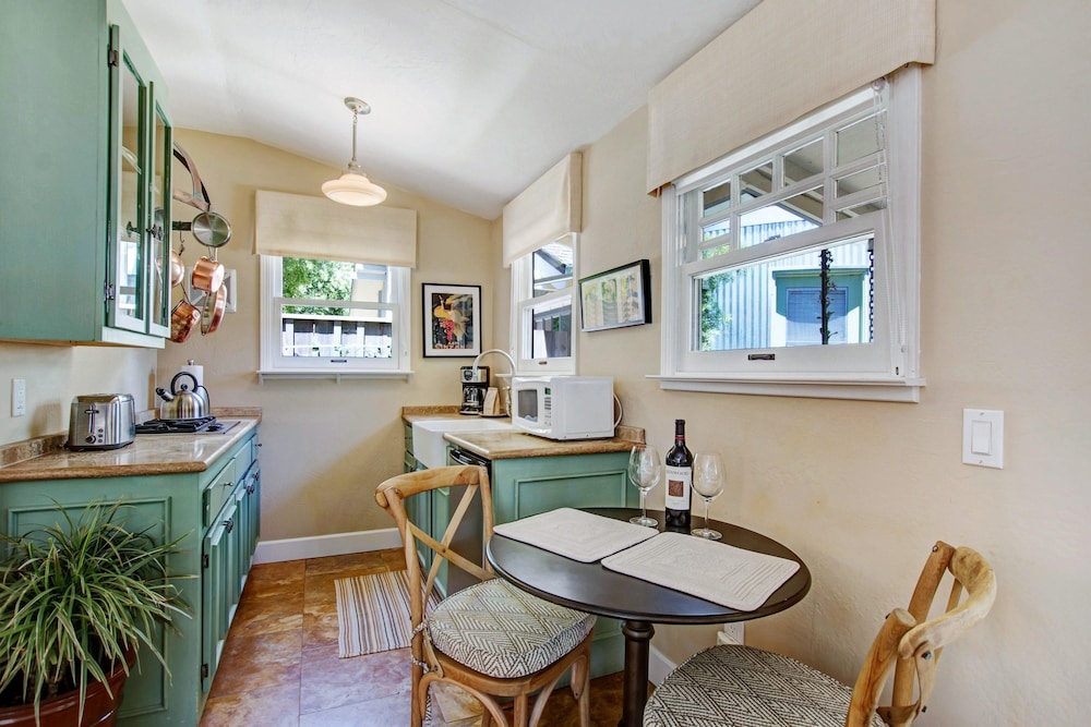 Studio Suite, 1 King Bed, Courtyard View, Ground Floor photo 2
