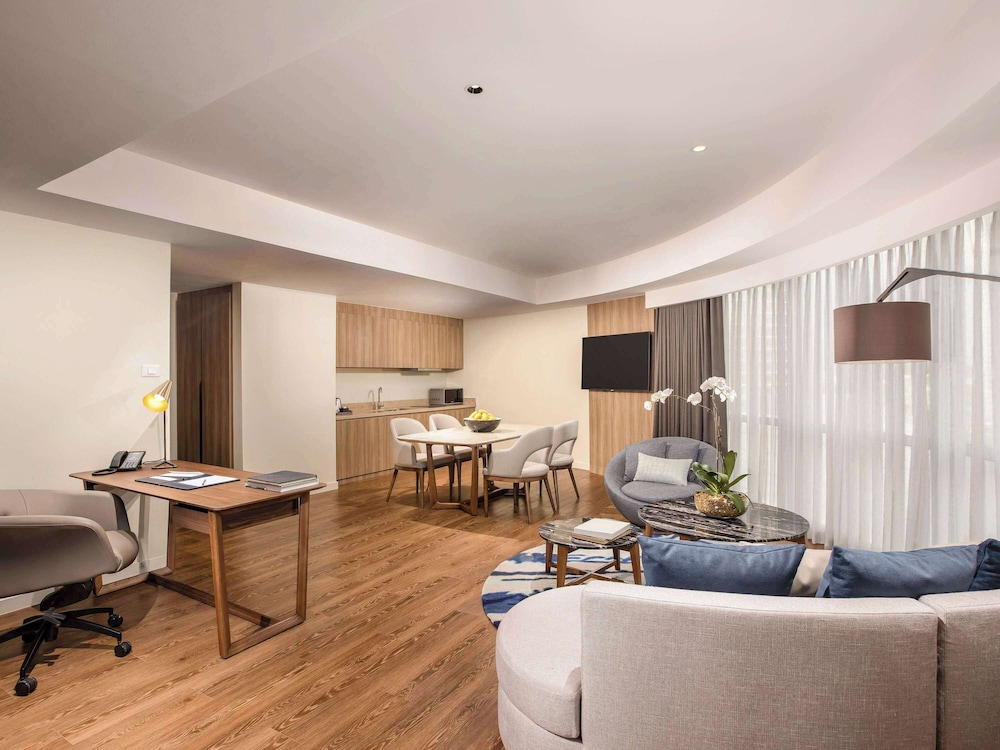 Premier Suite, 1 King Bed, Bathtub - Photo 3