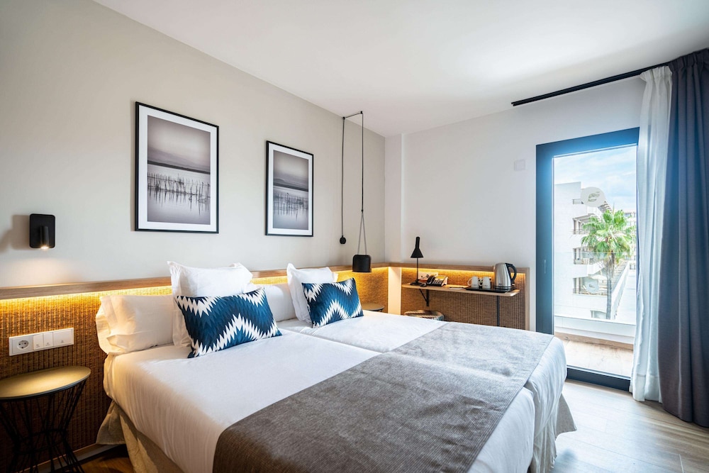 Double Room, Balcony, Pool View - Photo 5