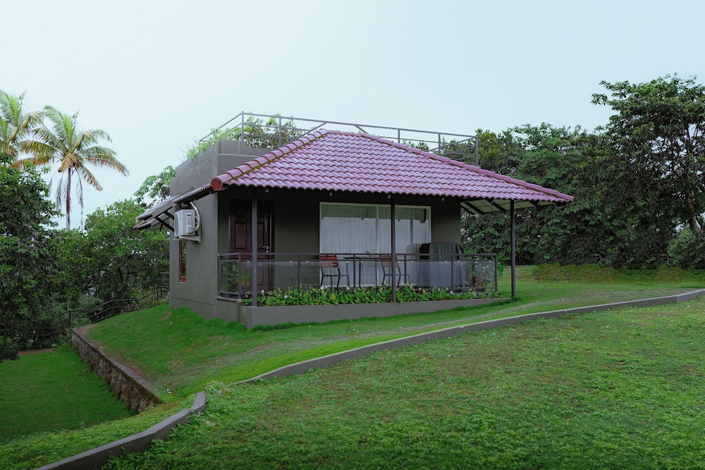 Honeymoon Cottage with Jacuzzi - Photo 2