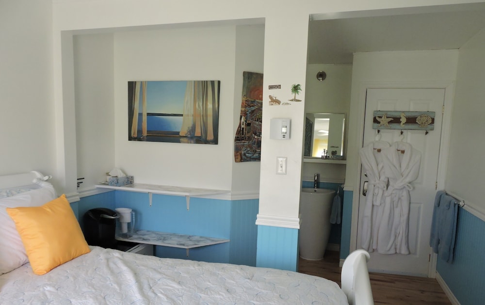 Basic Room, 1 Queen Bed, Fireplace, Mountain View photo 3
