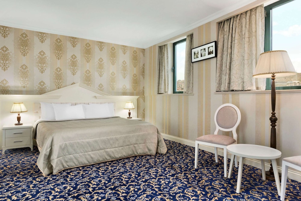Suite, 1 Queen Bed, Sea View photo 1