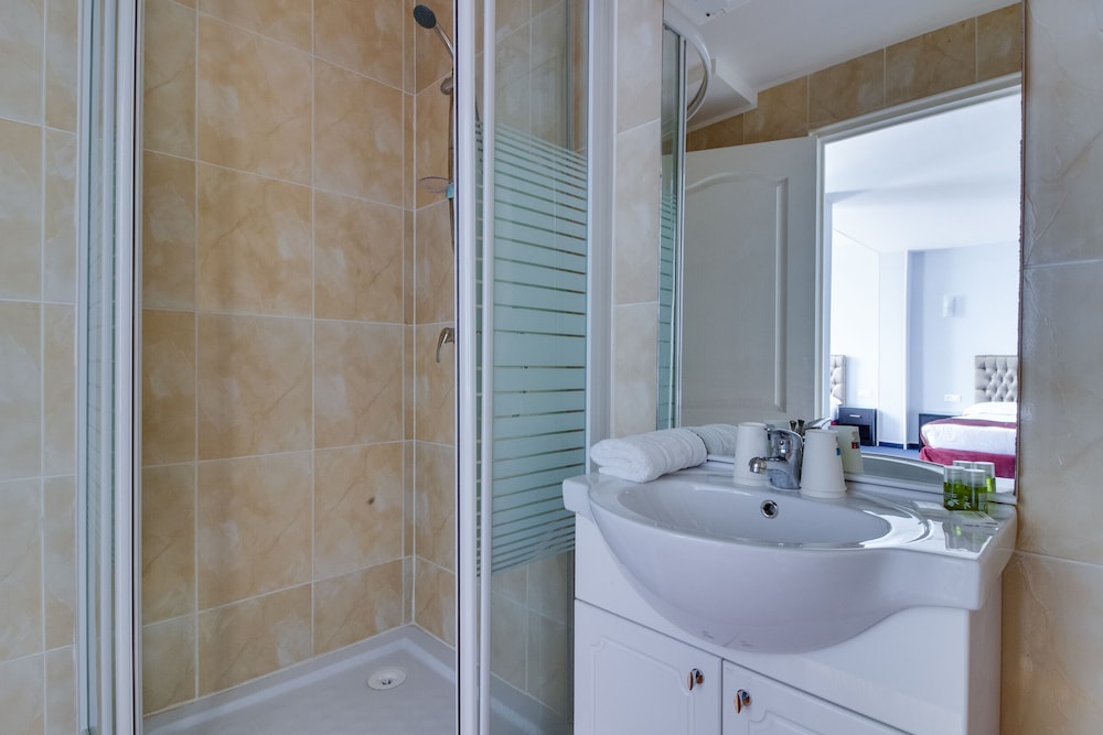 Deluxe Double Room, 1 Double Bed - Photo 2