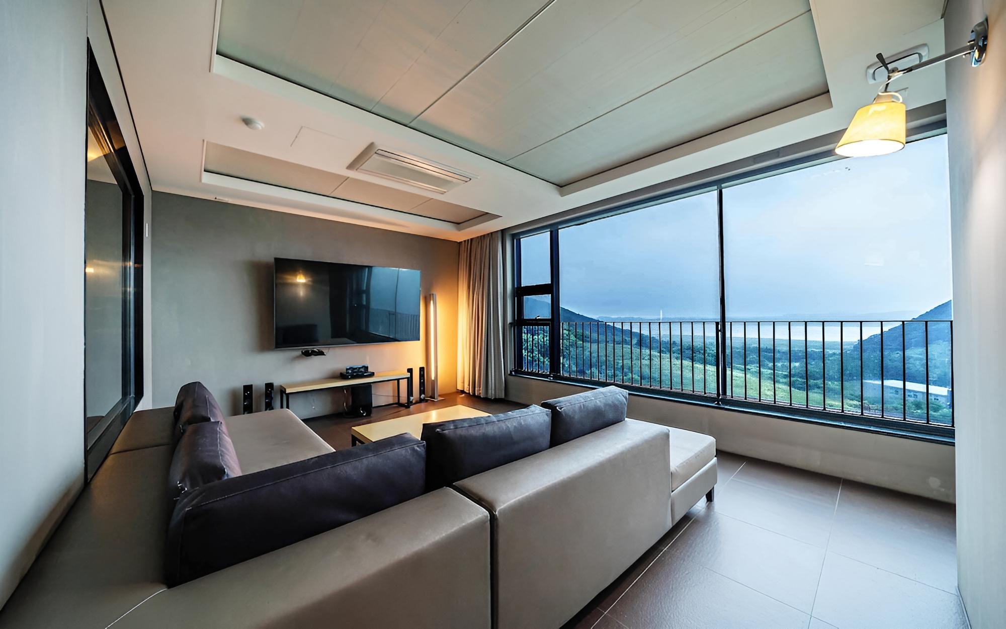 Room (Suite - Hills RiverView (86" LG s-tv)) - Photo 2