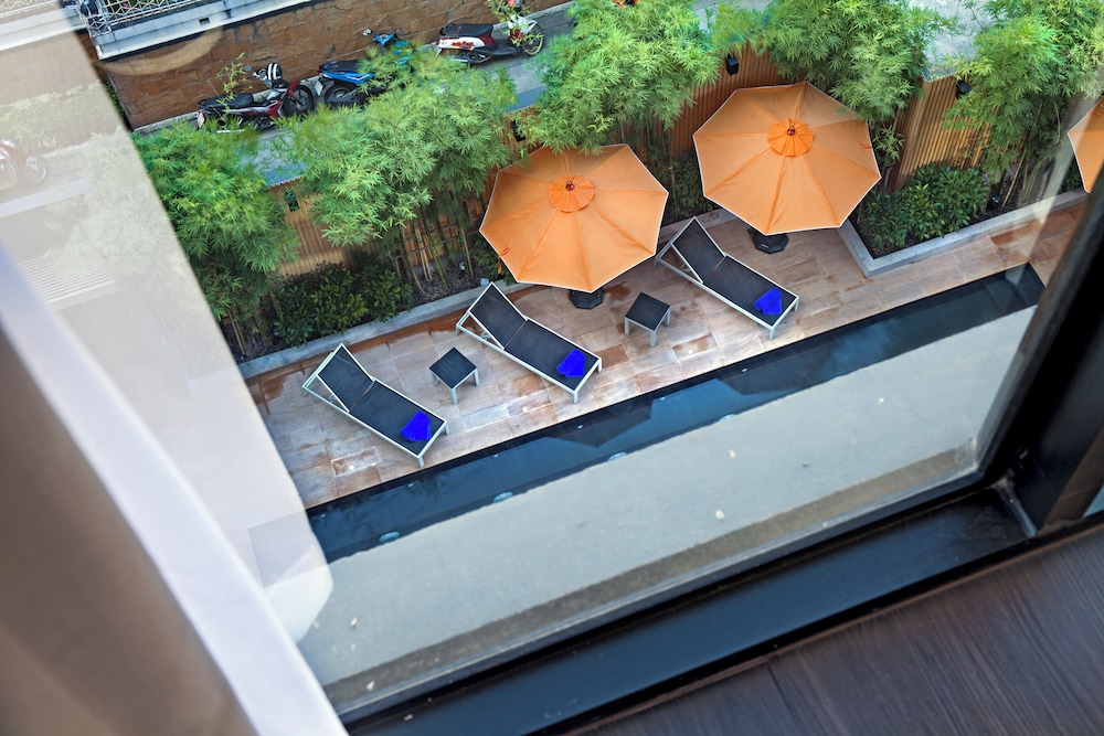 Deluxe Room, Pool View photo 3