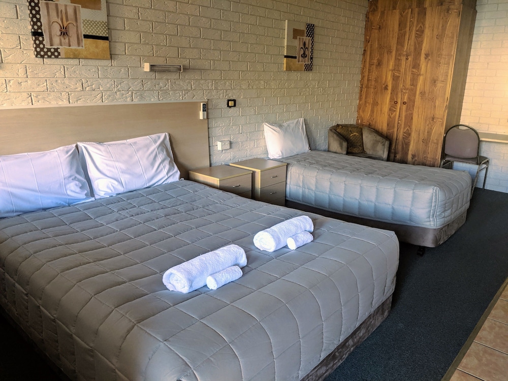 Deluxe Twin Room (1 x Queen and 1 x Single Beds) photo 1