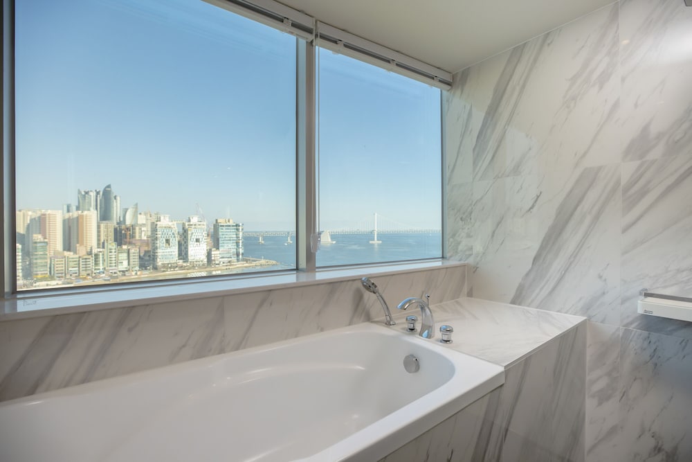 Marine Suite + Complimentary Breakfast For 2 photo 3