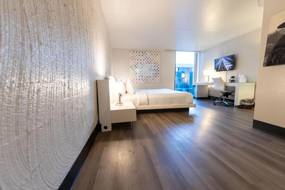 Deluxe Room, 1 Queen Bed, Non Smoking - Photo 2